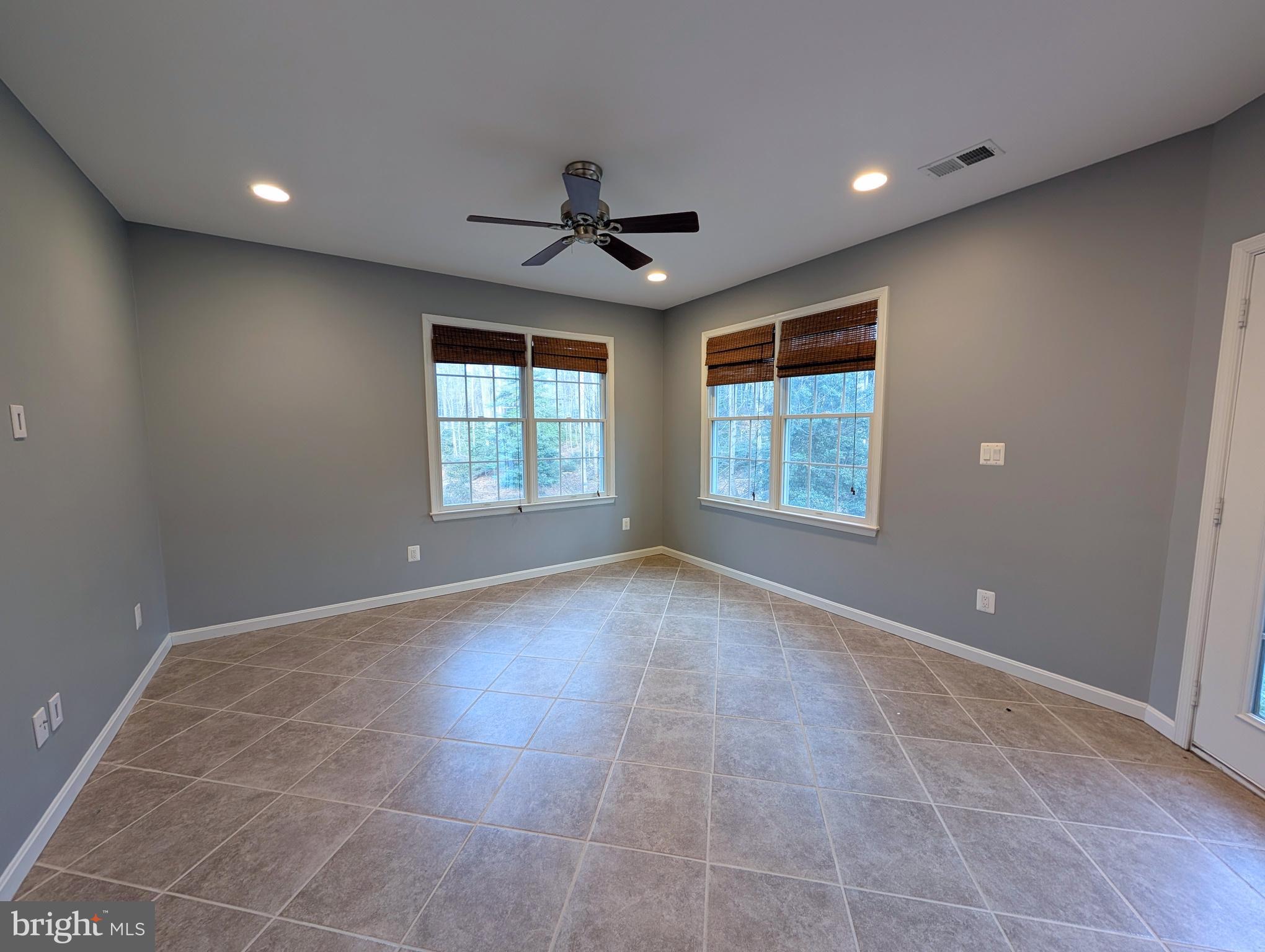 11901 PARADISE LN