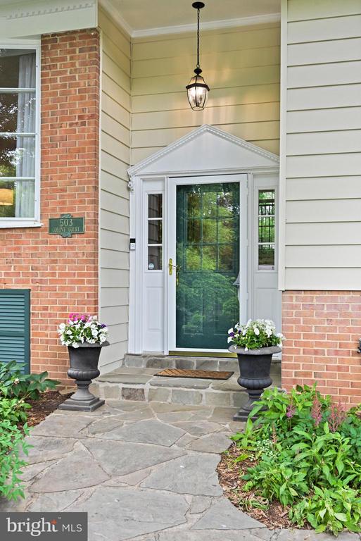 503 Colony Ct NW