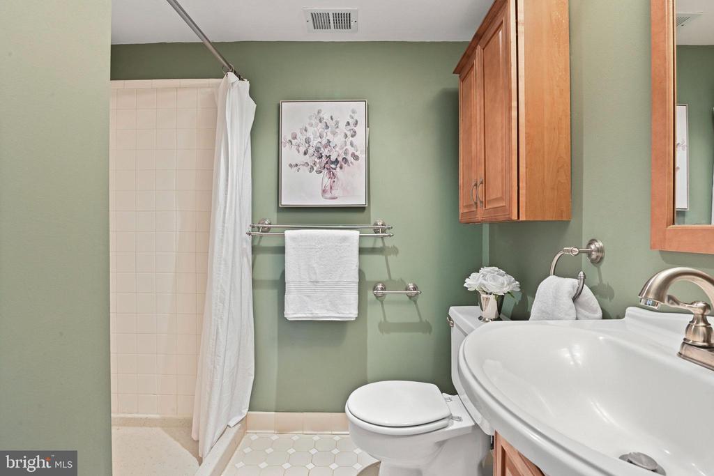 503 Colony Ct NW