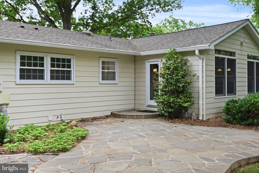 503 Colony Ct NW