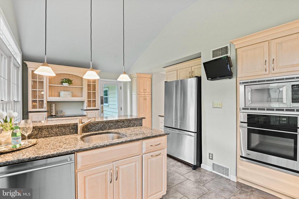 503 Colony Ct NW