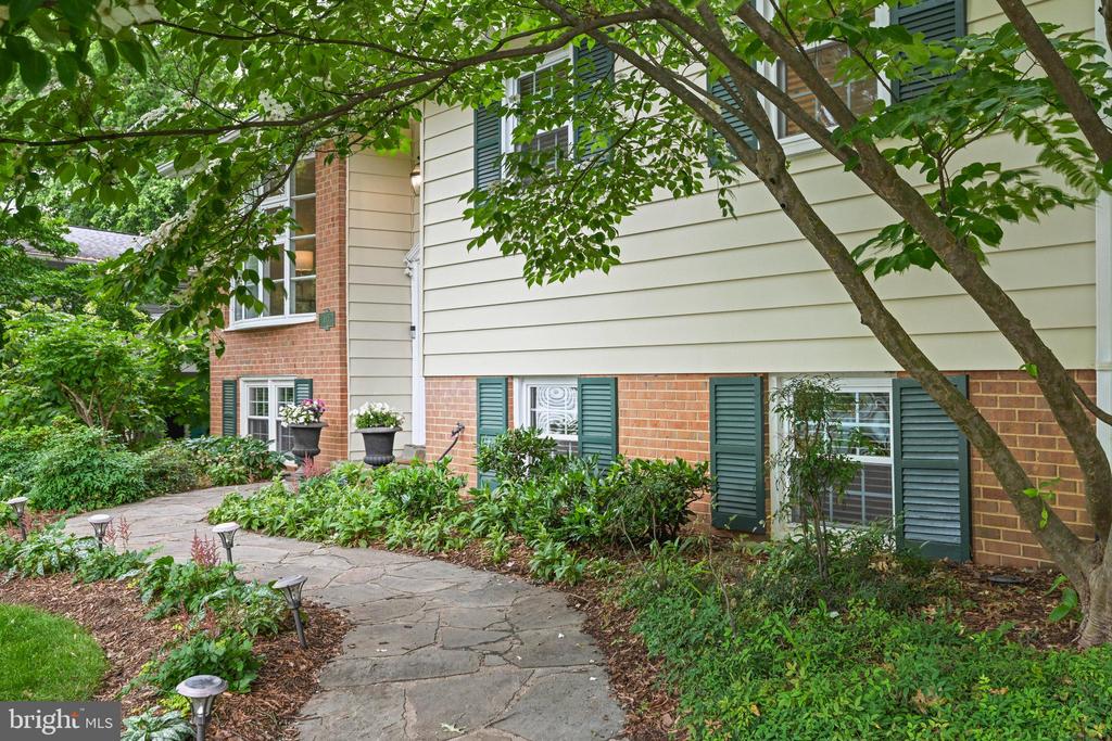 503 Colony Ct NW