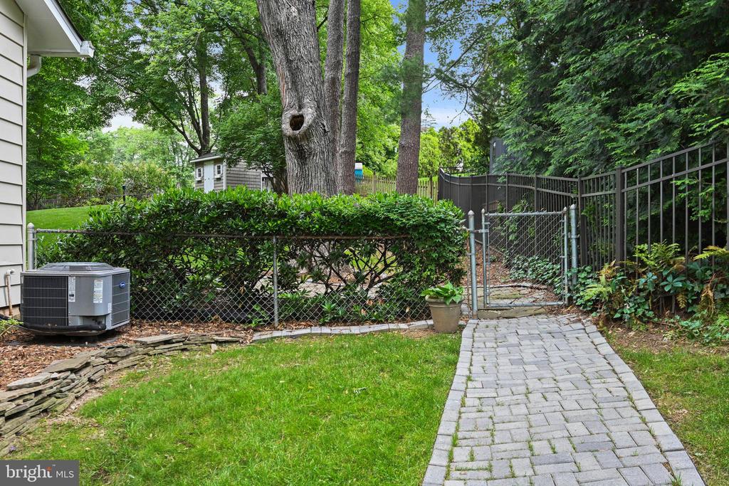 503 Colony Ct NW
