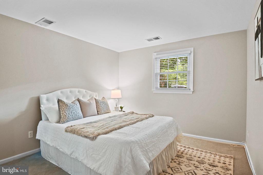 503 Colony Ct NW