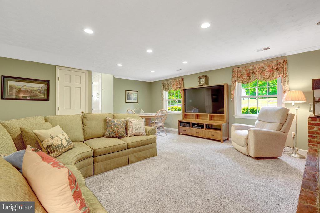 2042 Carrhill Rd