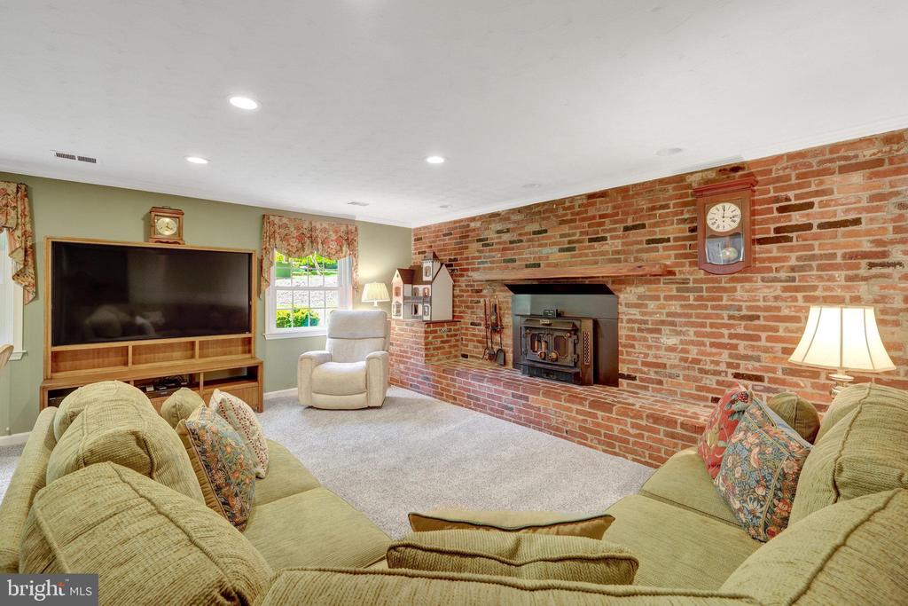 2042 Carrhill Rd