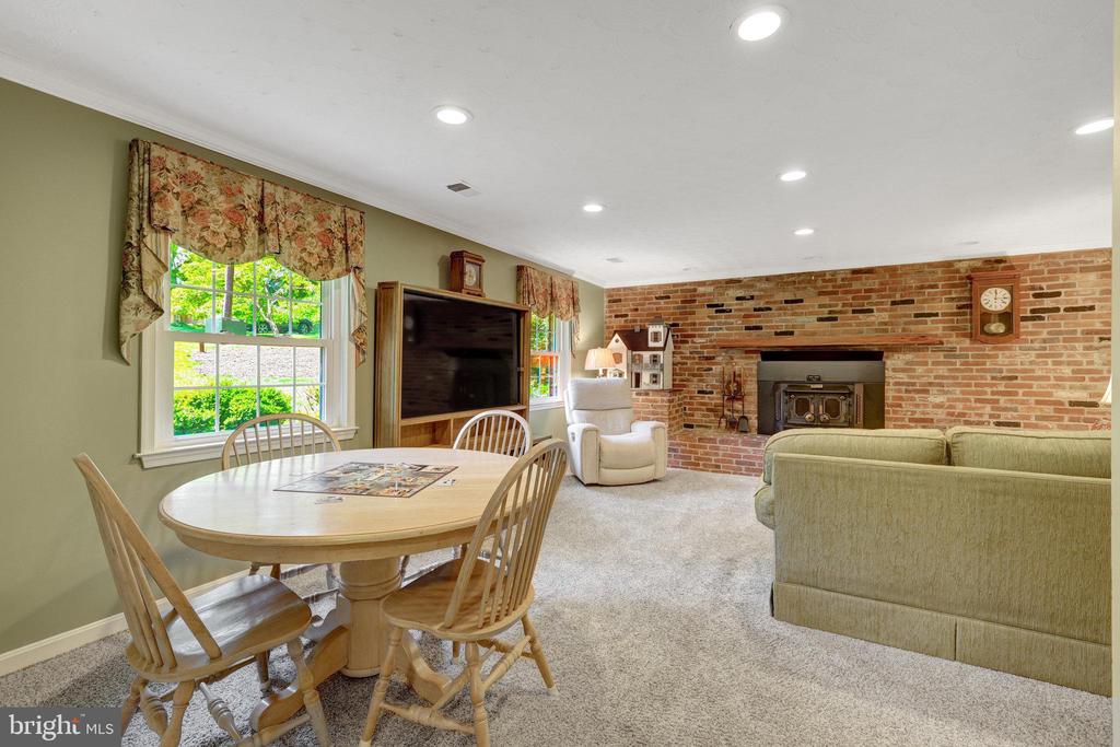 2042 Carrhill Rd