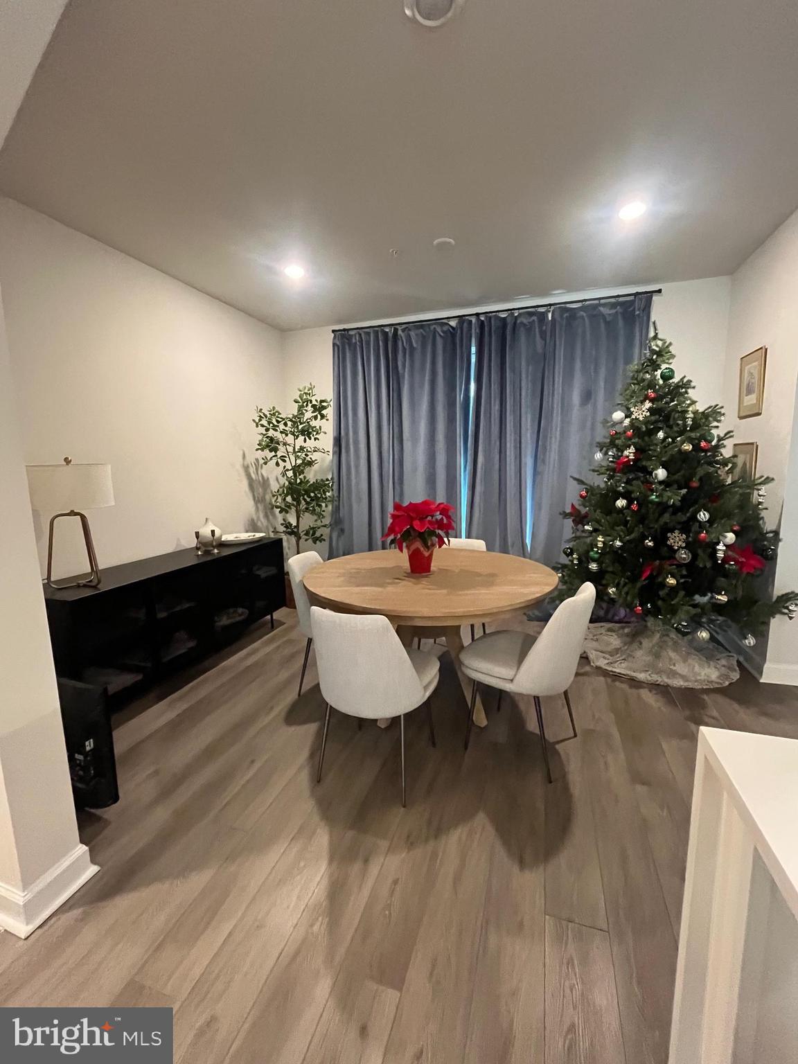 209 MARKET SQUARE NW 17