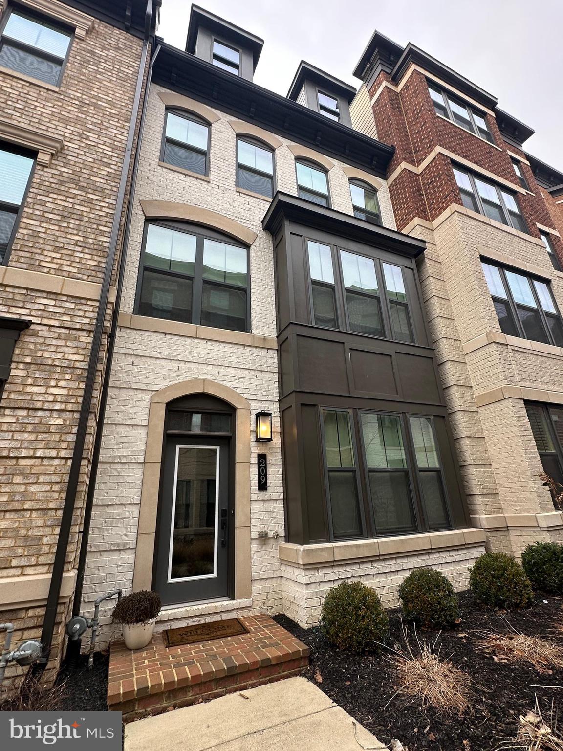 209 MARKET SQUARE NW 17