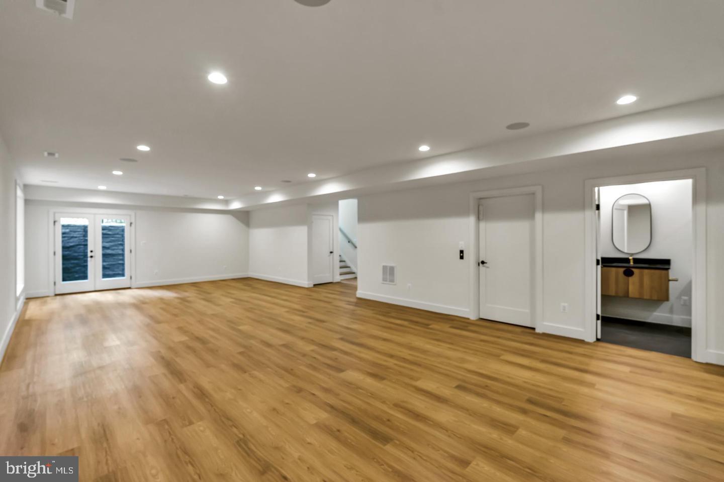 930 FAIRWAY DRIVE NE