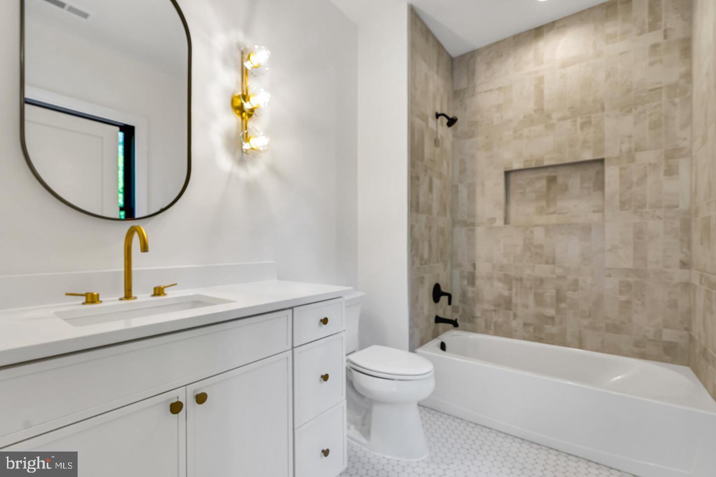 930 FAIRWAY DRIVE NE