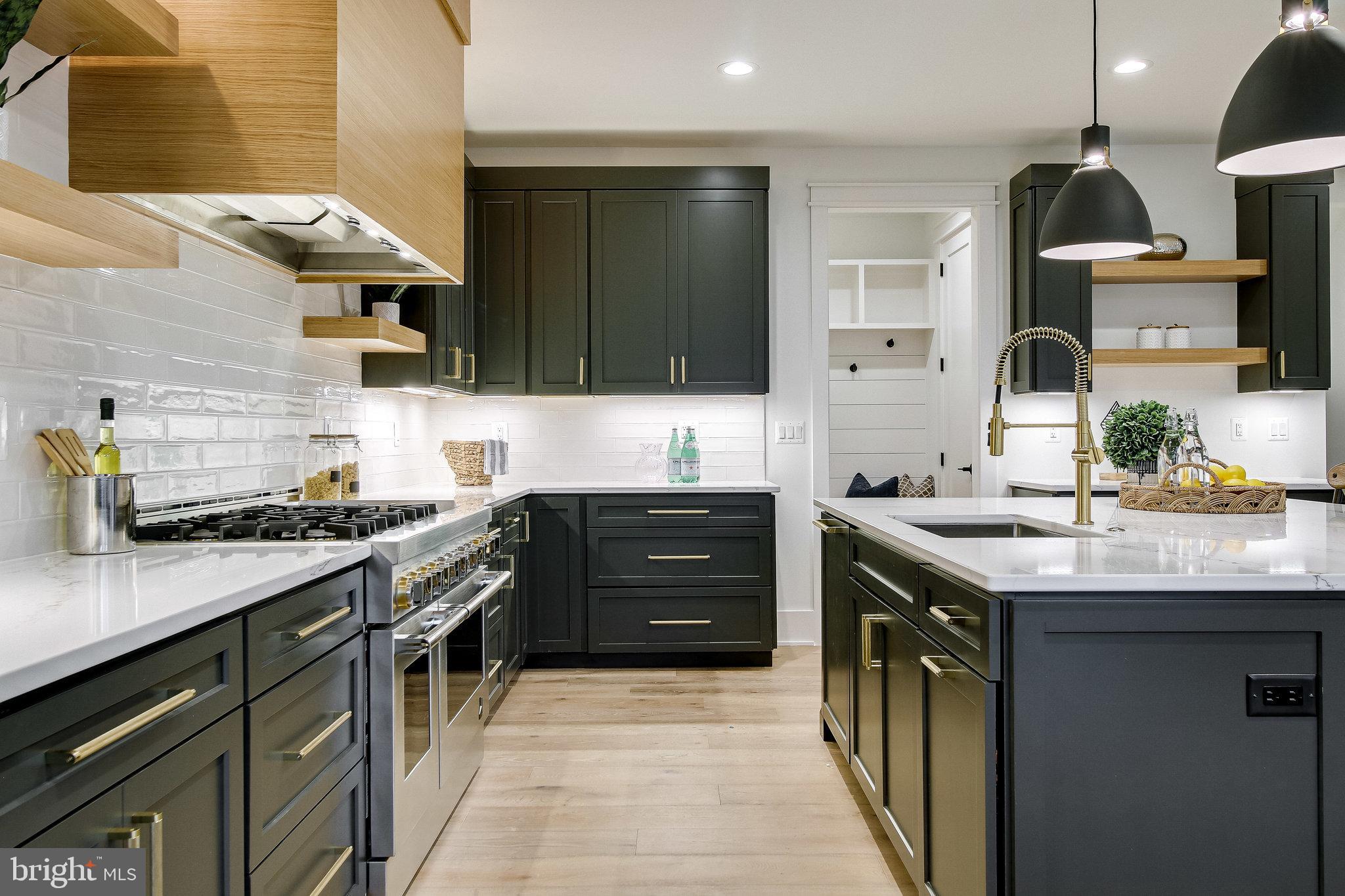 930 FAIRWAY DRIVE NE