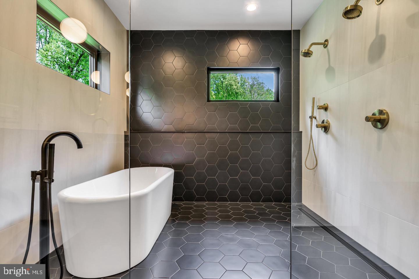 930 FAIRWAY DRIVE NE