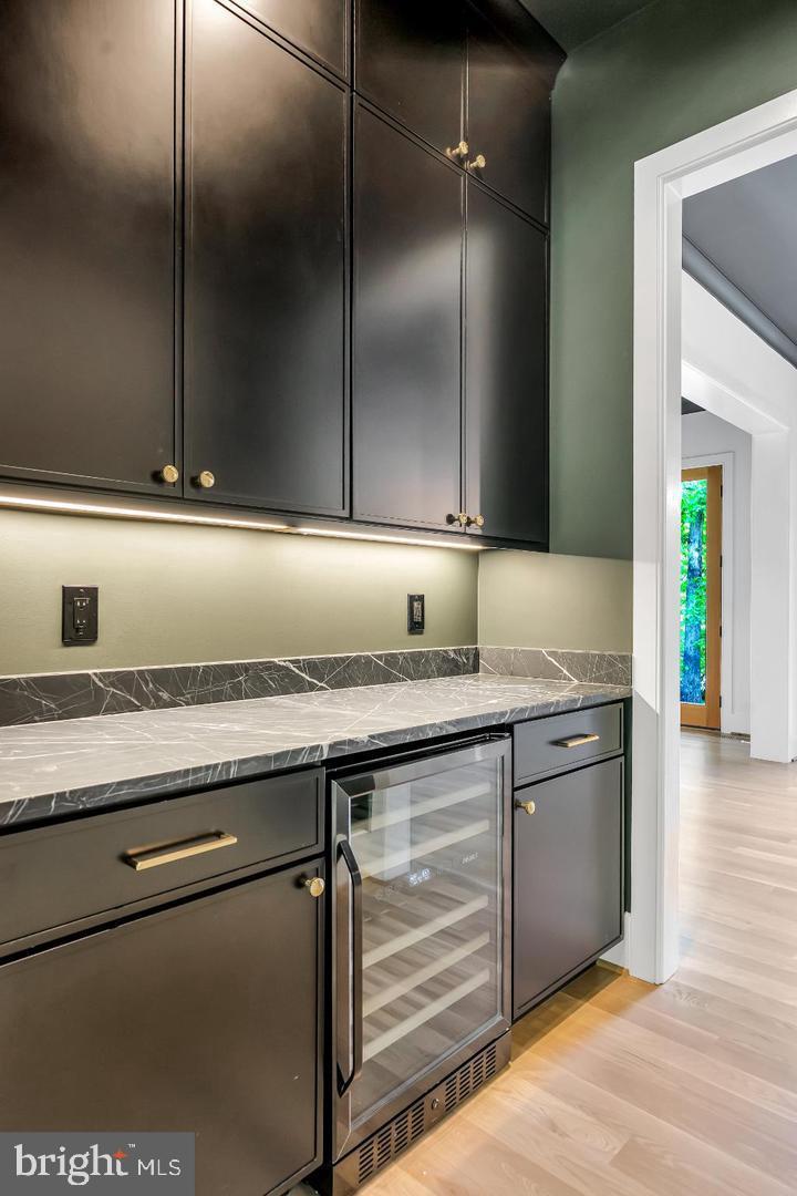 930 FAIRWAY DRIVE NE