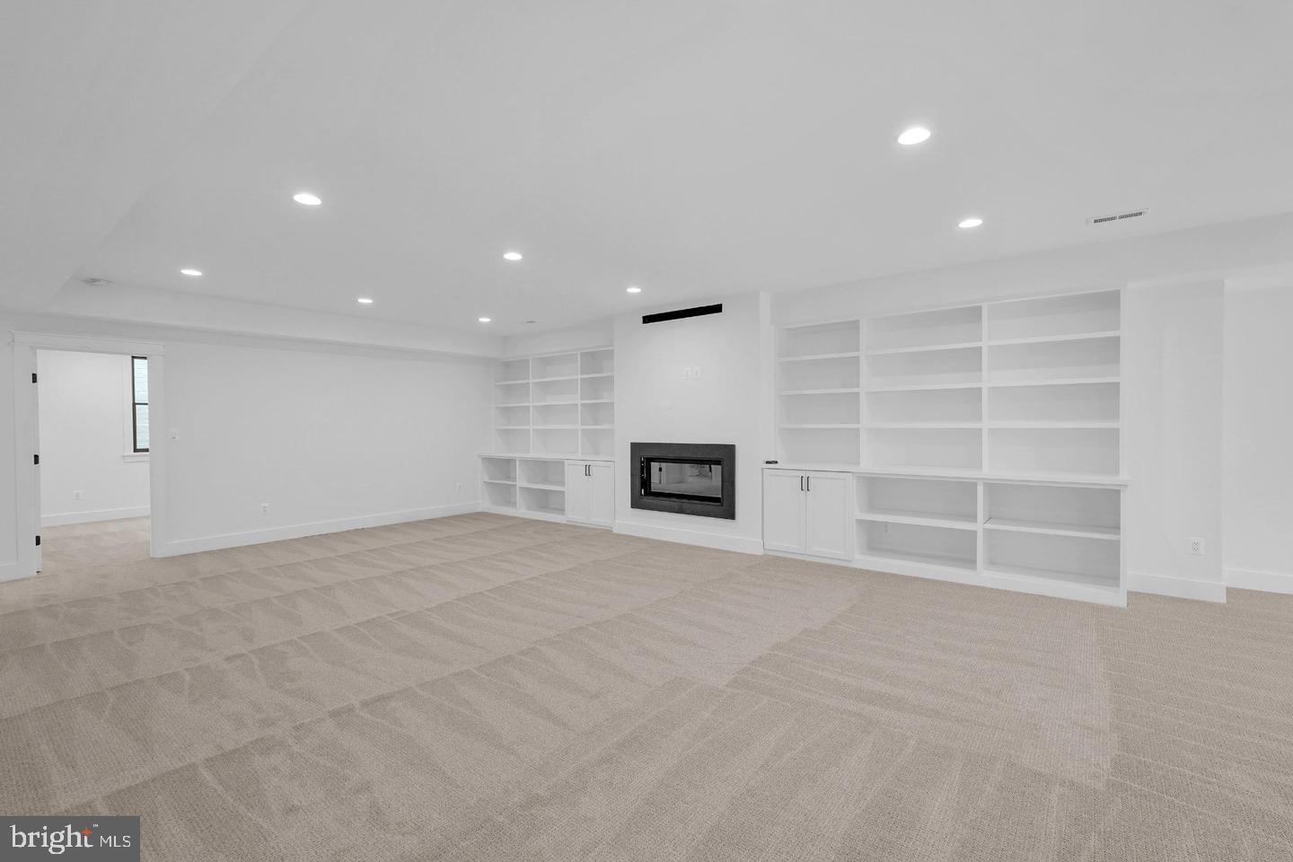 930 FAIRWAY DRIVE NE