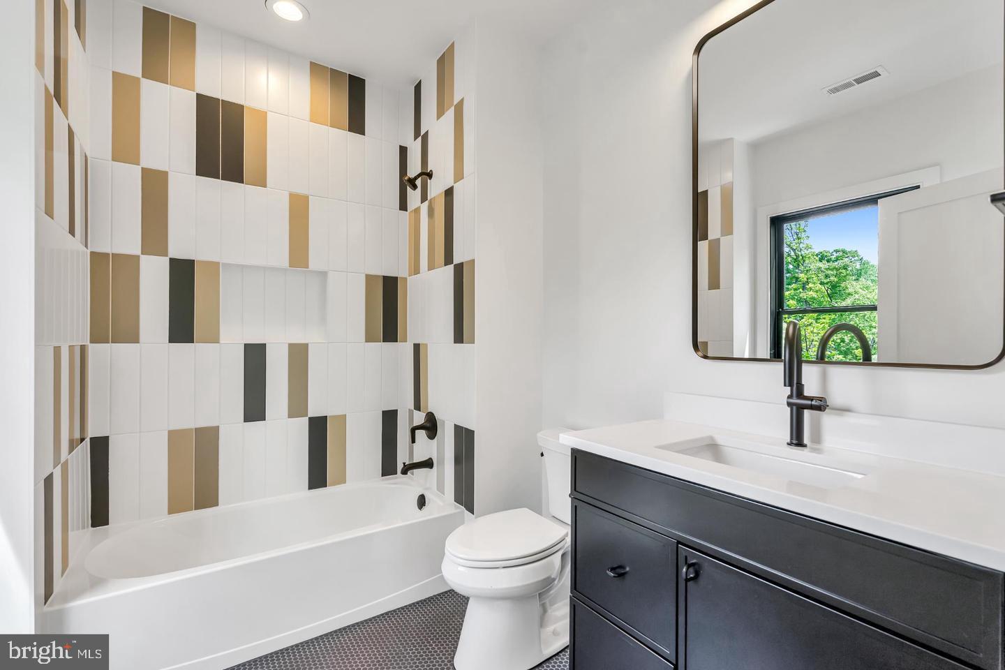 930 FAIRWAY DRIVE NE