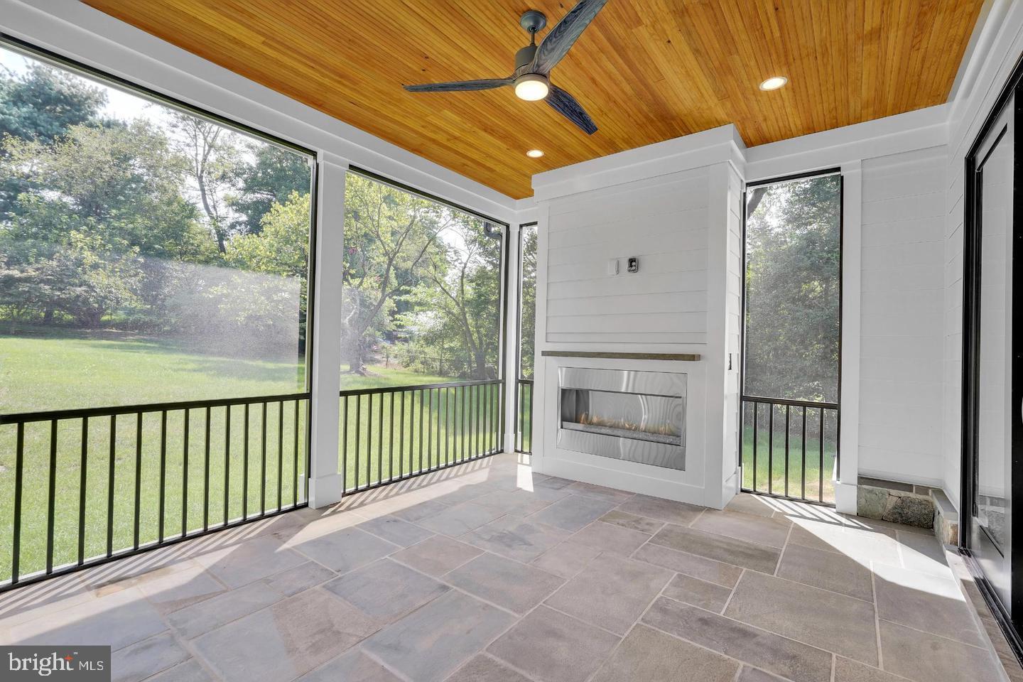 930 FAIRWAY DRIVE NE