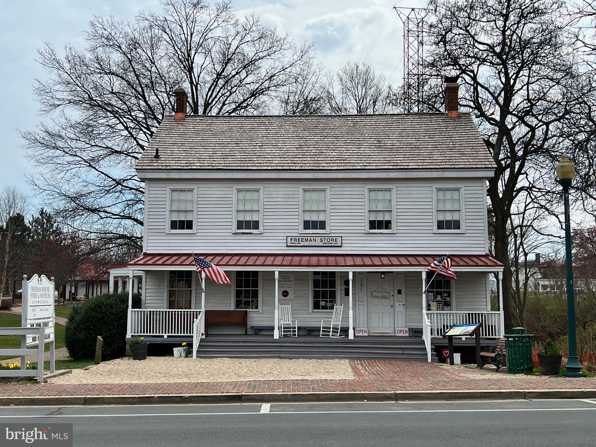 930 FAIRWAY DRIVE NE