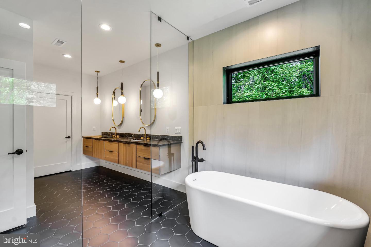 930 FAIRWAY DRIVE NE