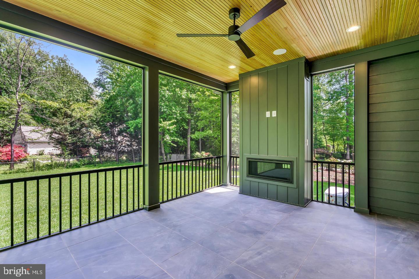 930 FAIRWAY DRIVE NE