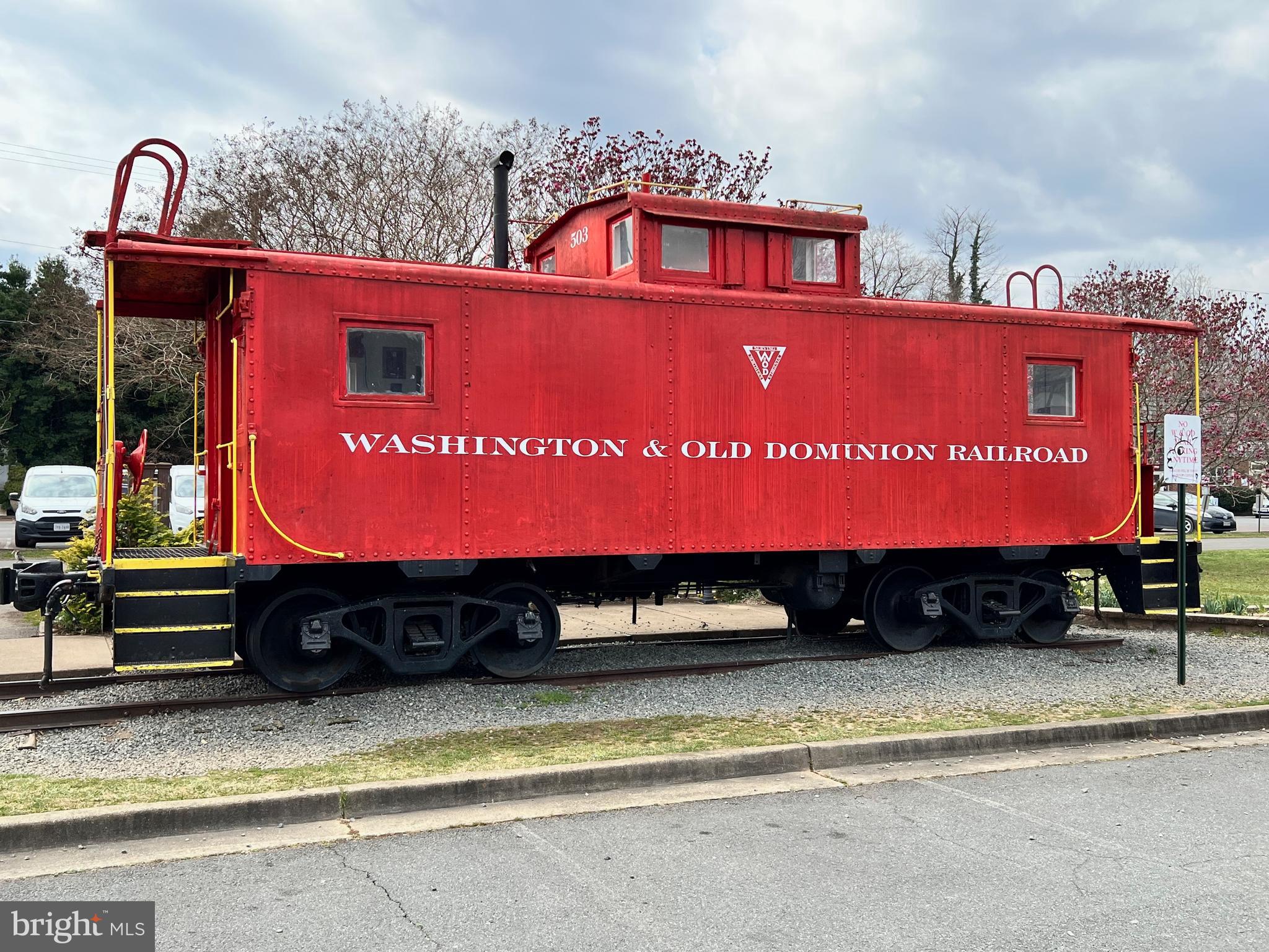 930 FAIRWAY DRIVE NE