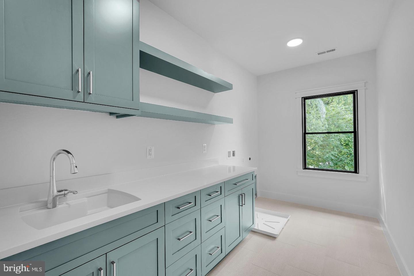 930 FAIRWAY DRIVE NE