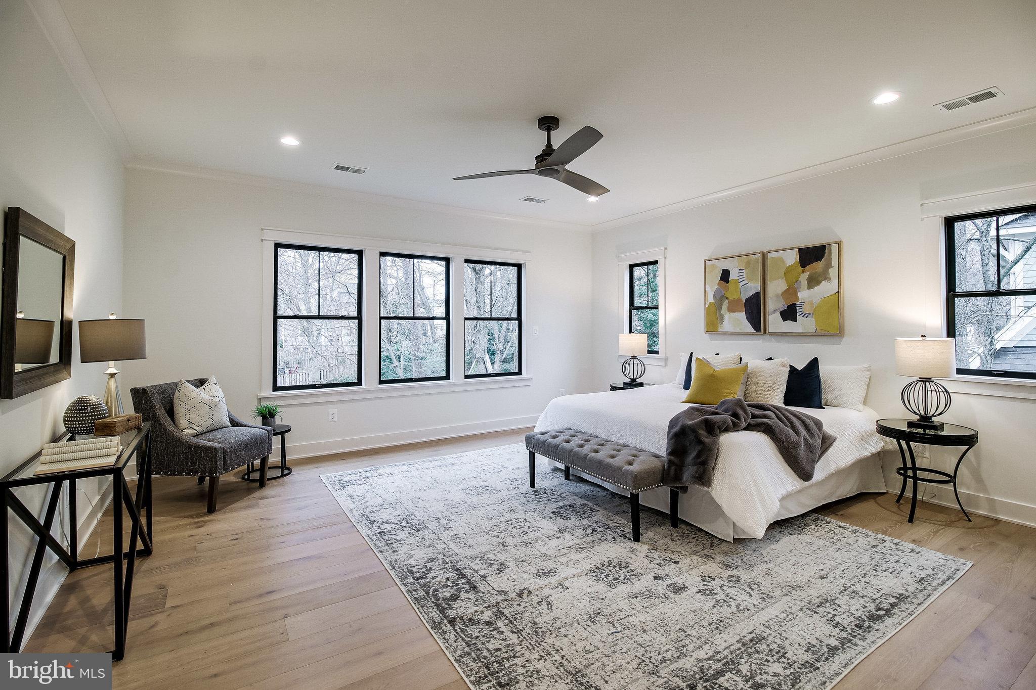 930 FAIRWAY DRIVE NE