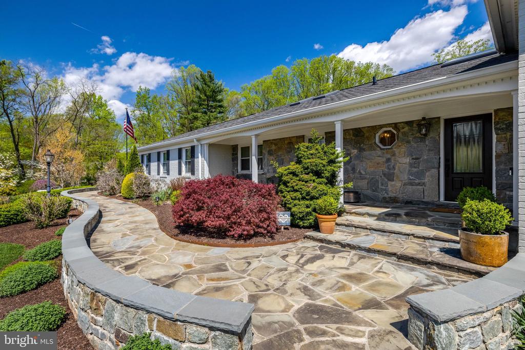 2114 GALLOPING WAY