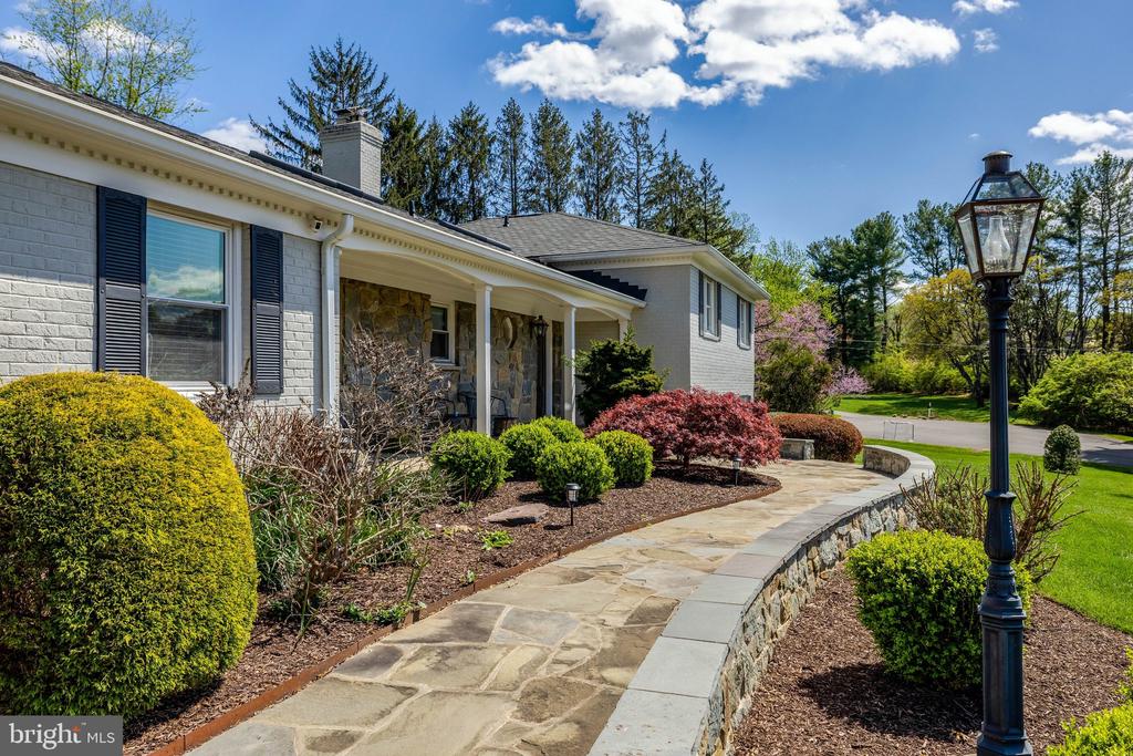 2114 GALLOPING WAY