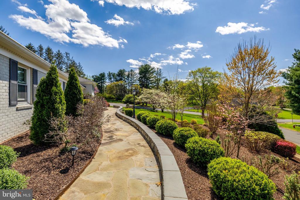 2114 GALLOPING WAY