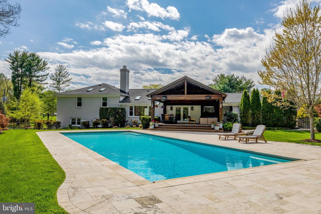 2114 GALLOPING WAY