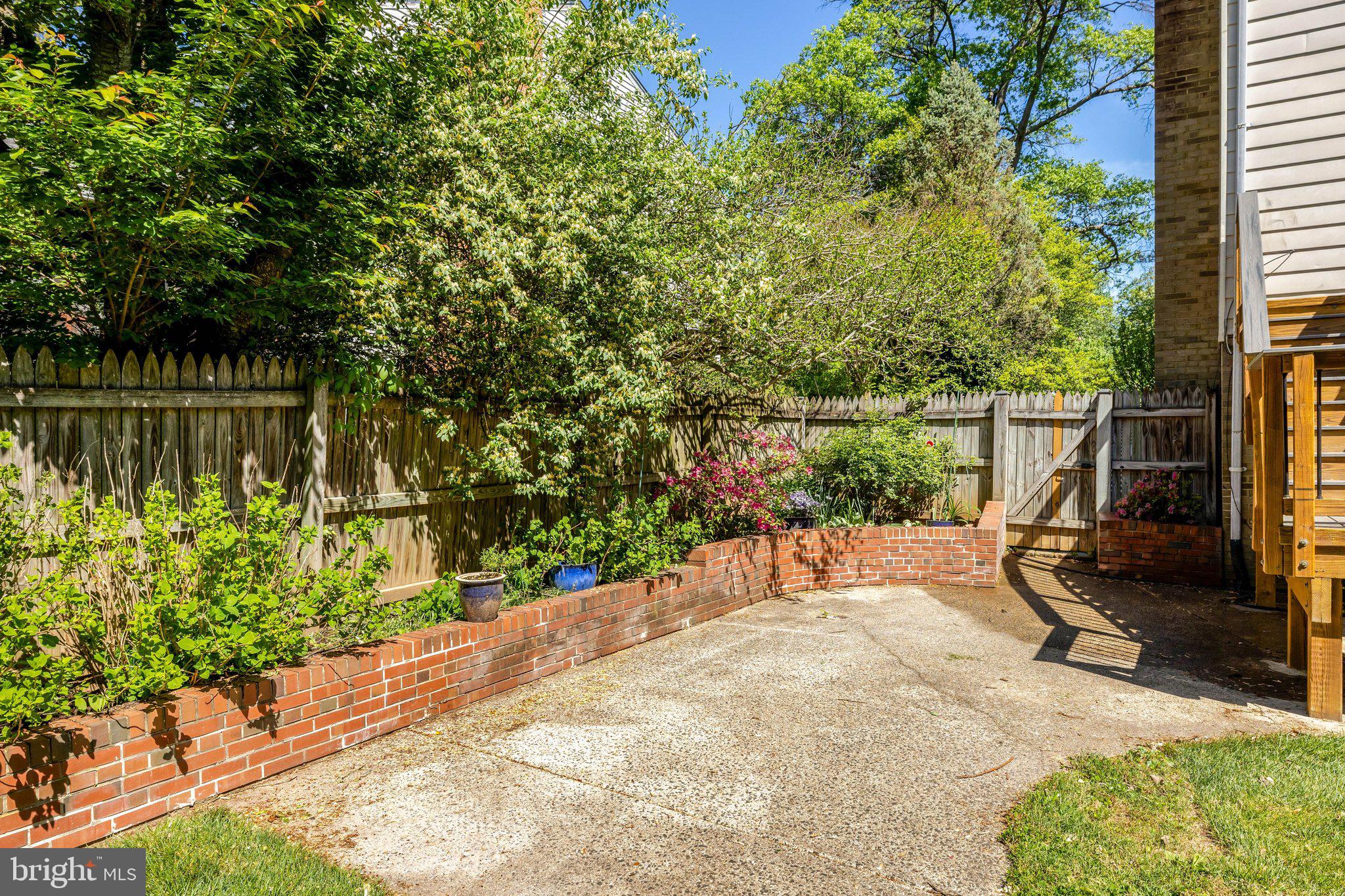 502 WOODLAND COURT NW