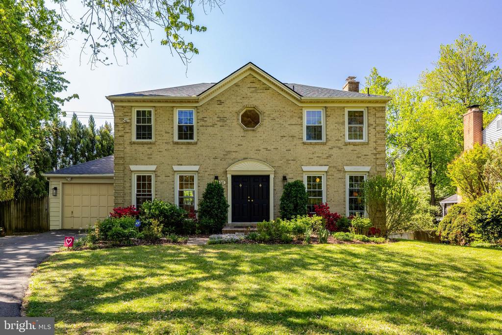 502 WOODLAND COURT NW