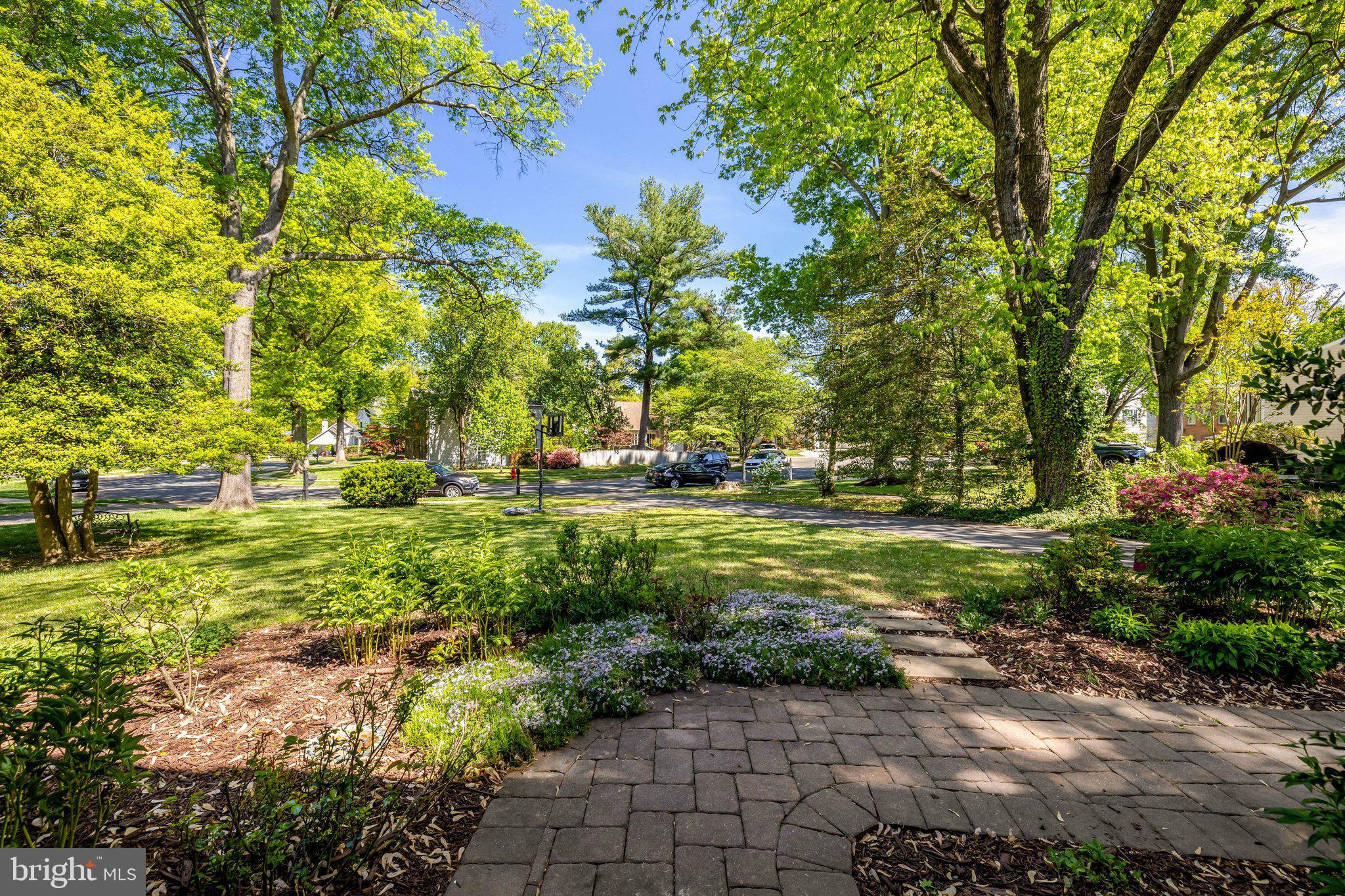 502 WOODLAND COURT NW