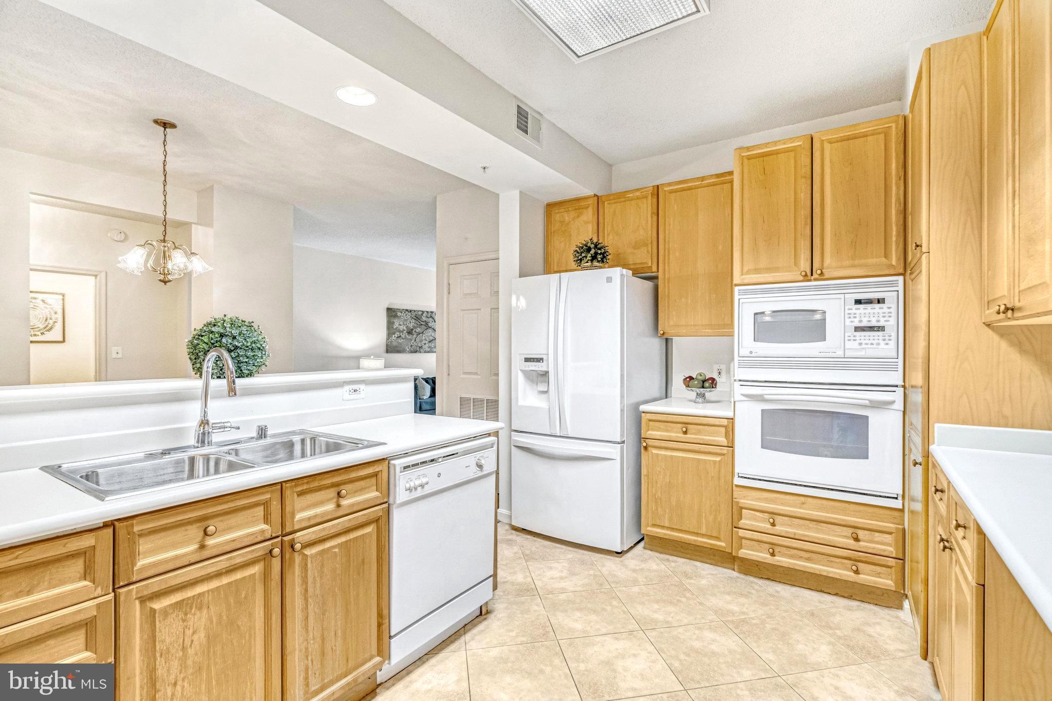 19360 Magnolia Grove Sq #208
