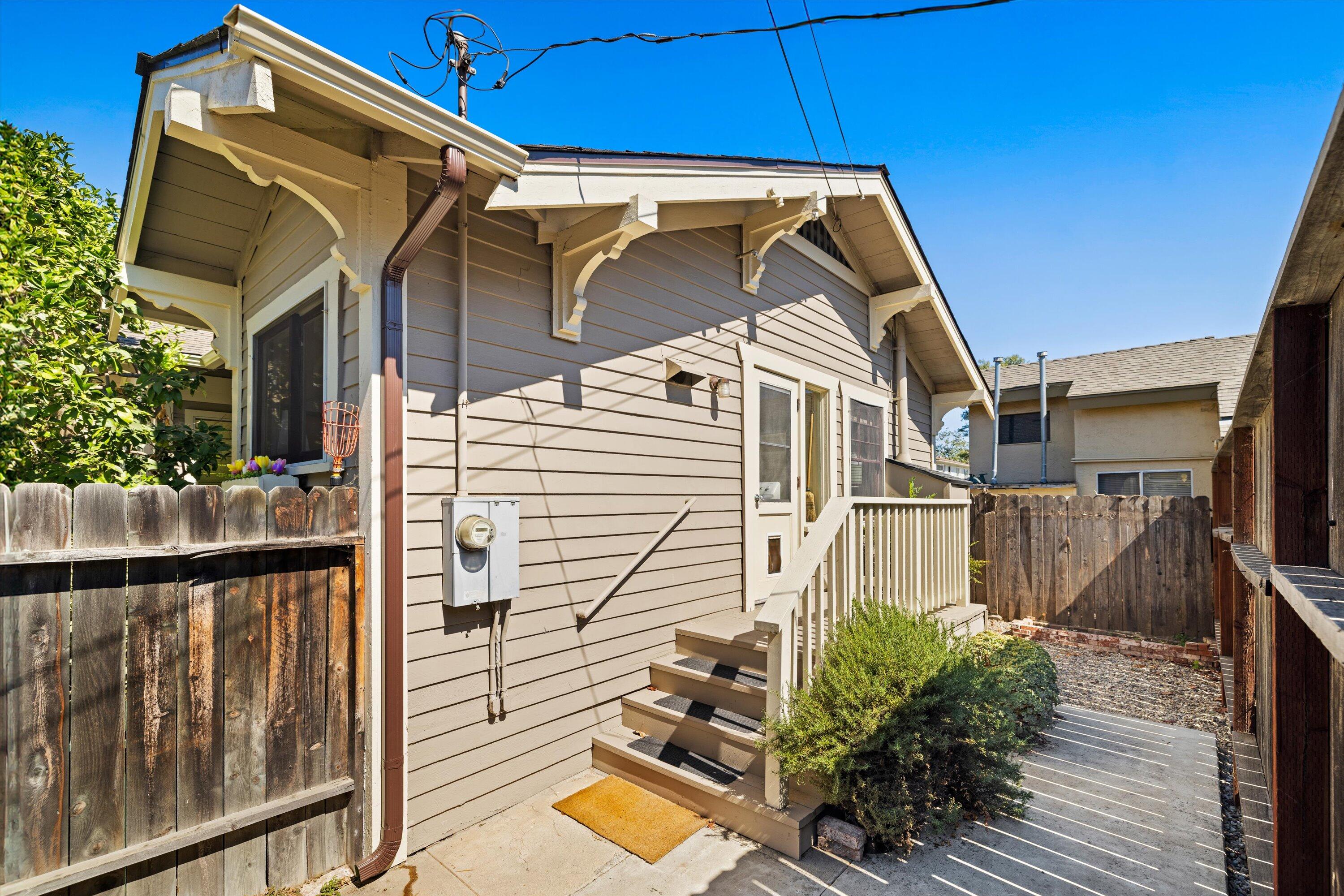 1620 De La Vina Street