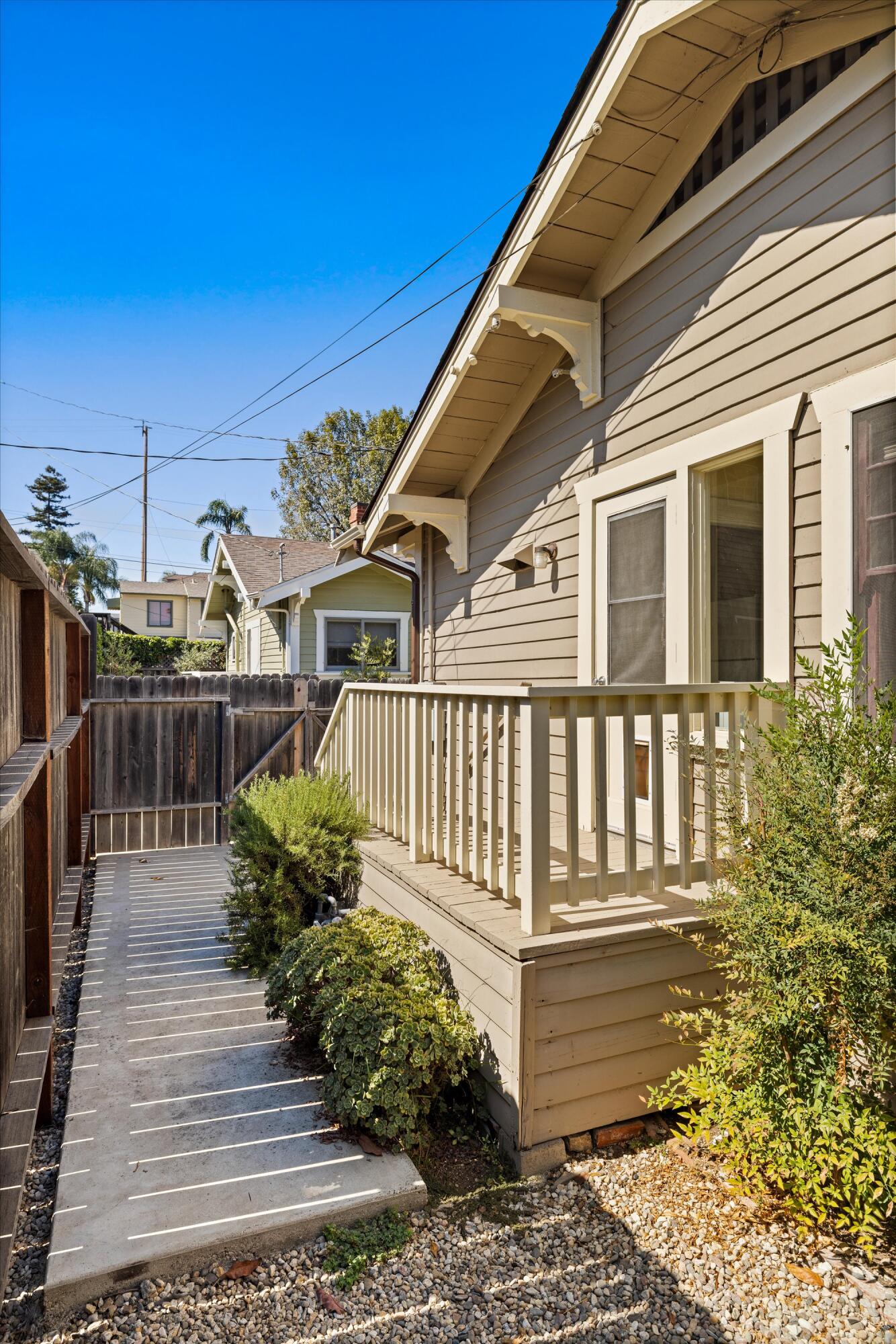1620 De La Vina Street