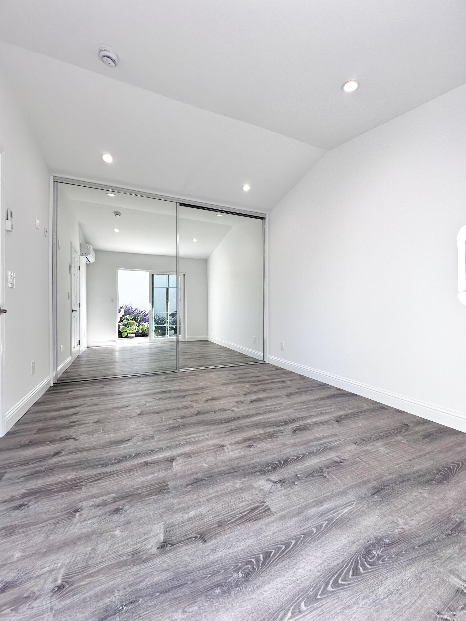 5073 San Vicente Drive, 101