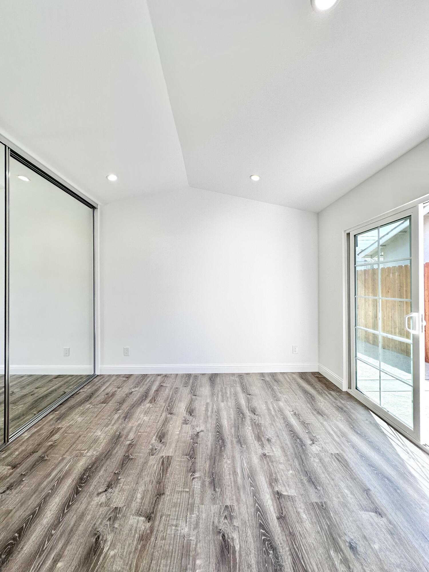 5073 San Vicente Drive, 101