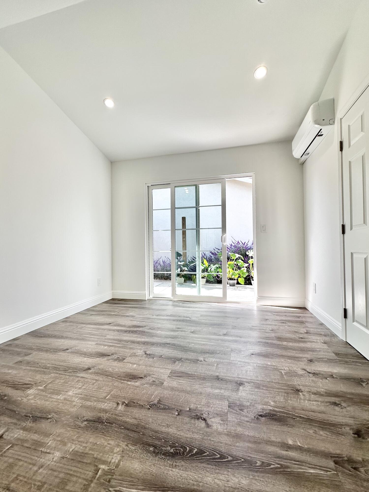 5073 San Vicente Drive, 101