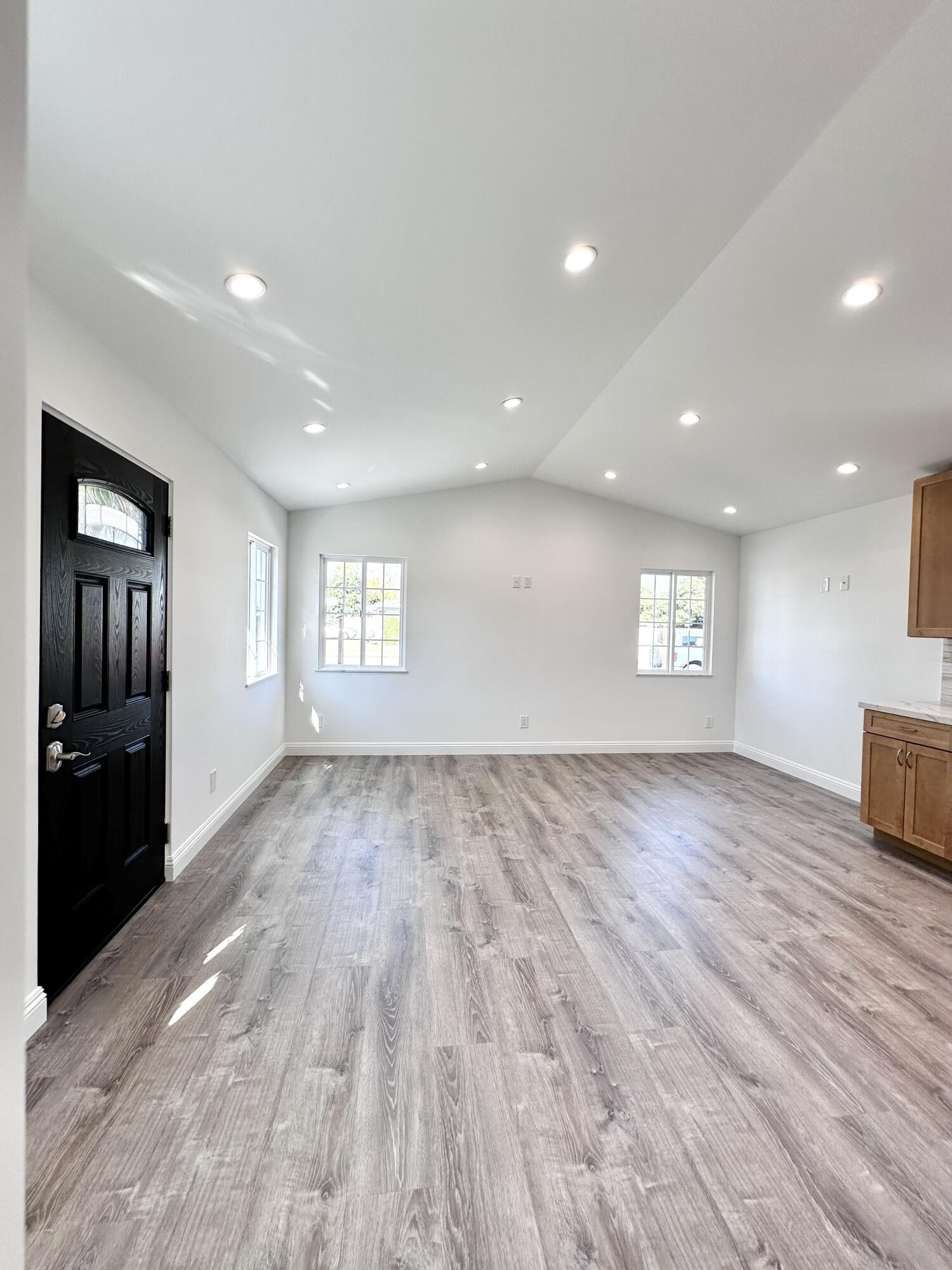 5073 San Vicente Drive, 101