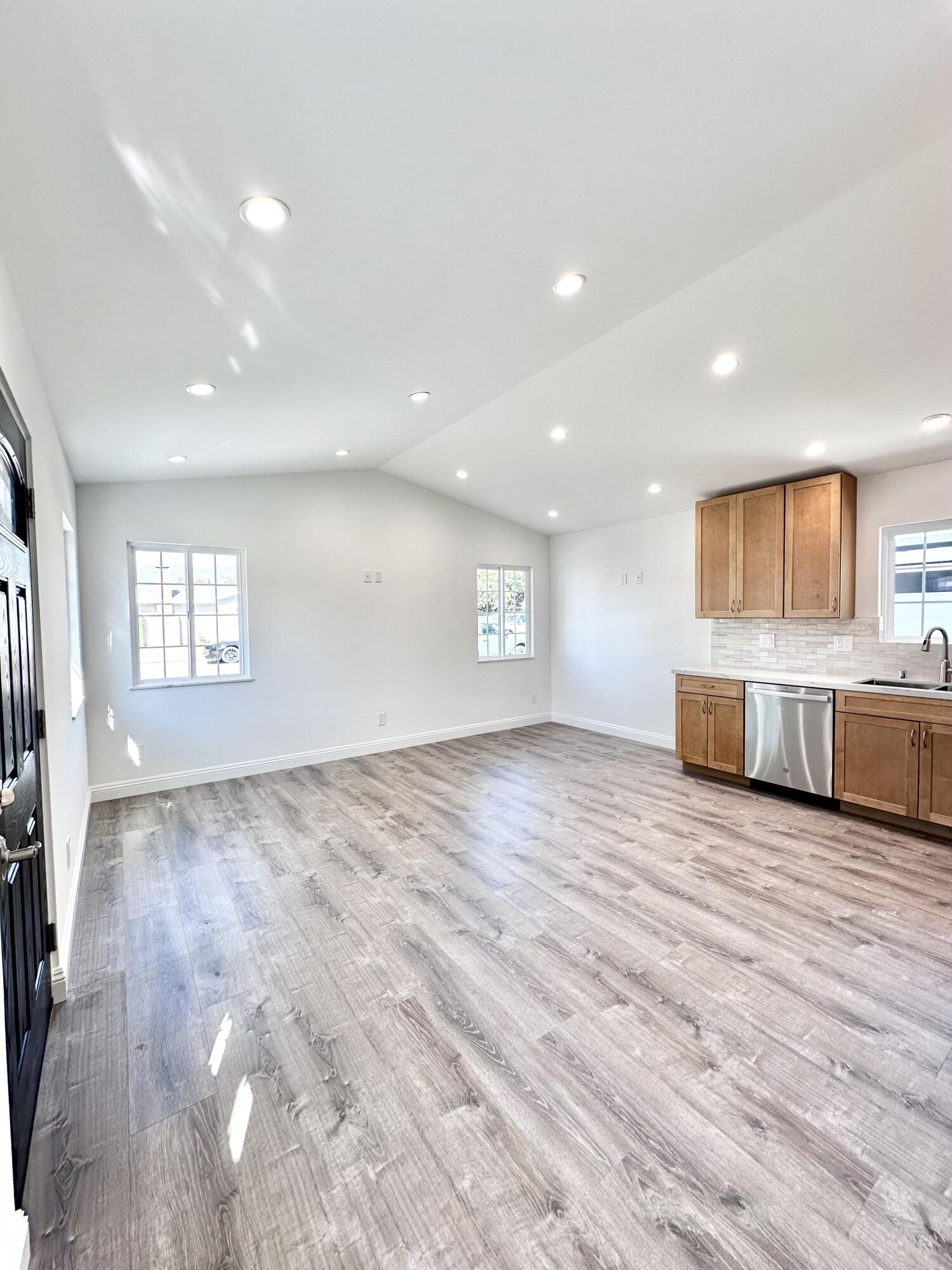 5073 San Vicente Drive, 101