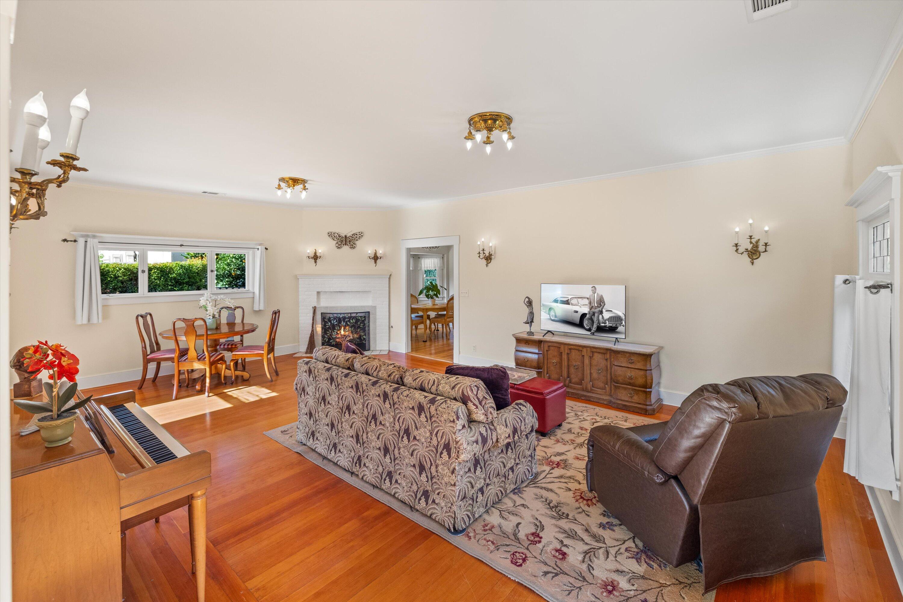 426 W Los Olivos Street