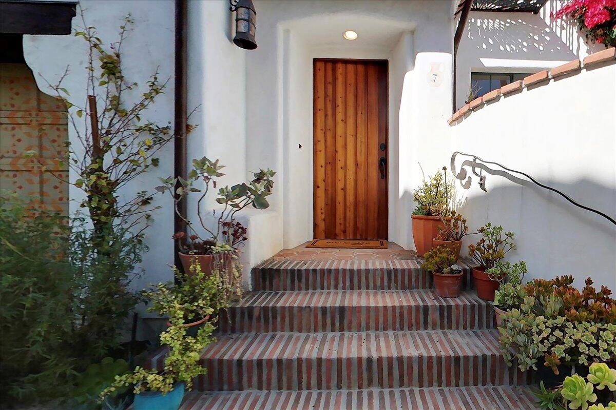 1021 Laguna Street, 7