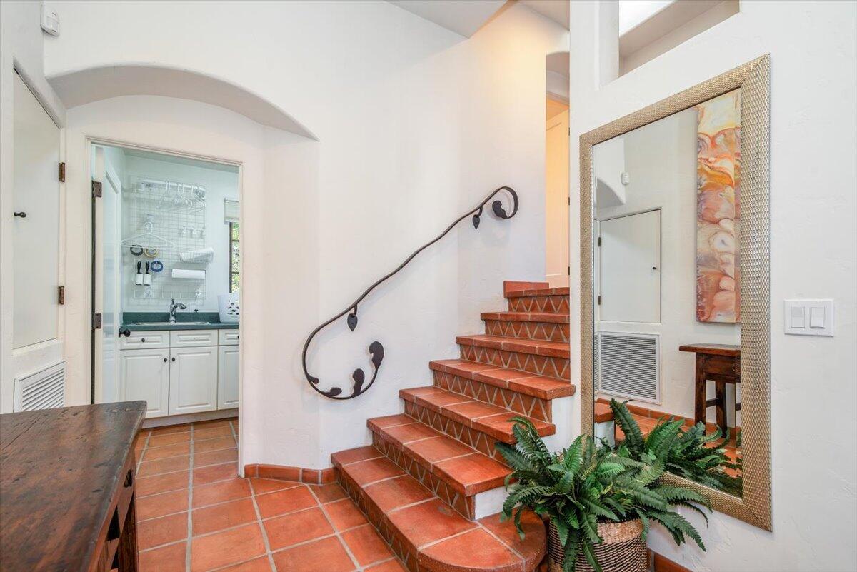 1021 Laguna Street, 7