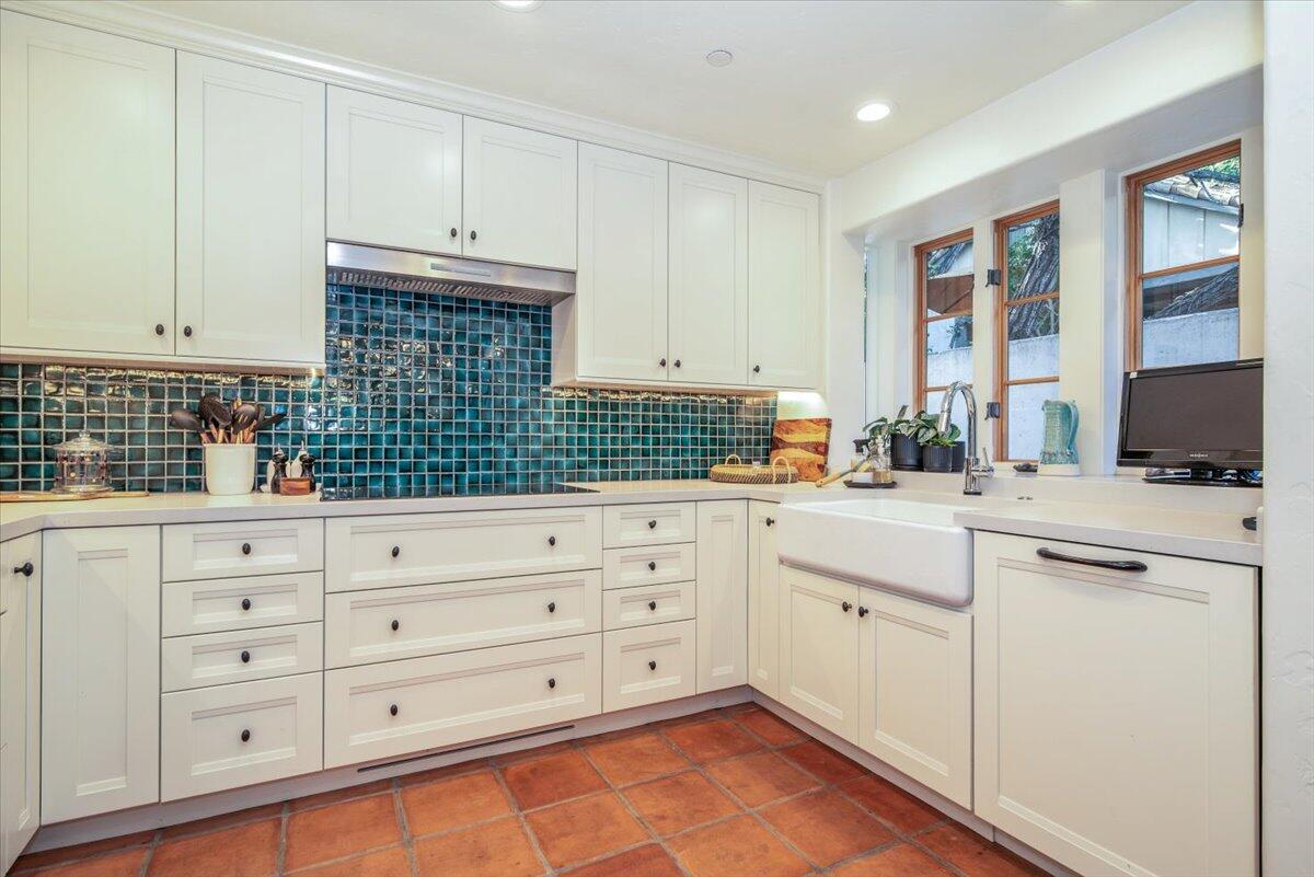 1021 Laguna Street, 7