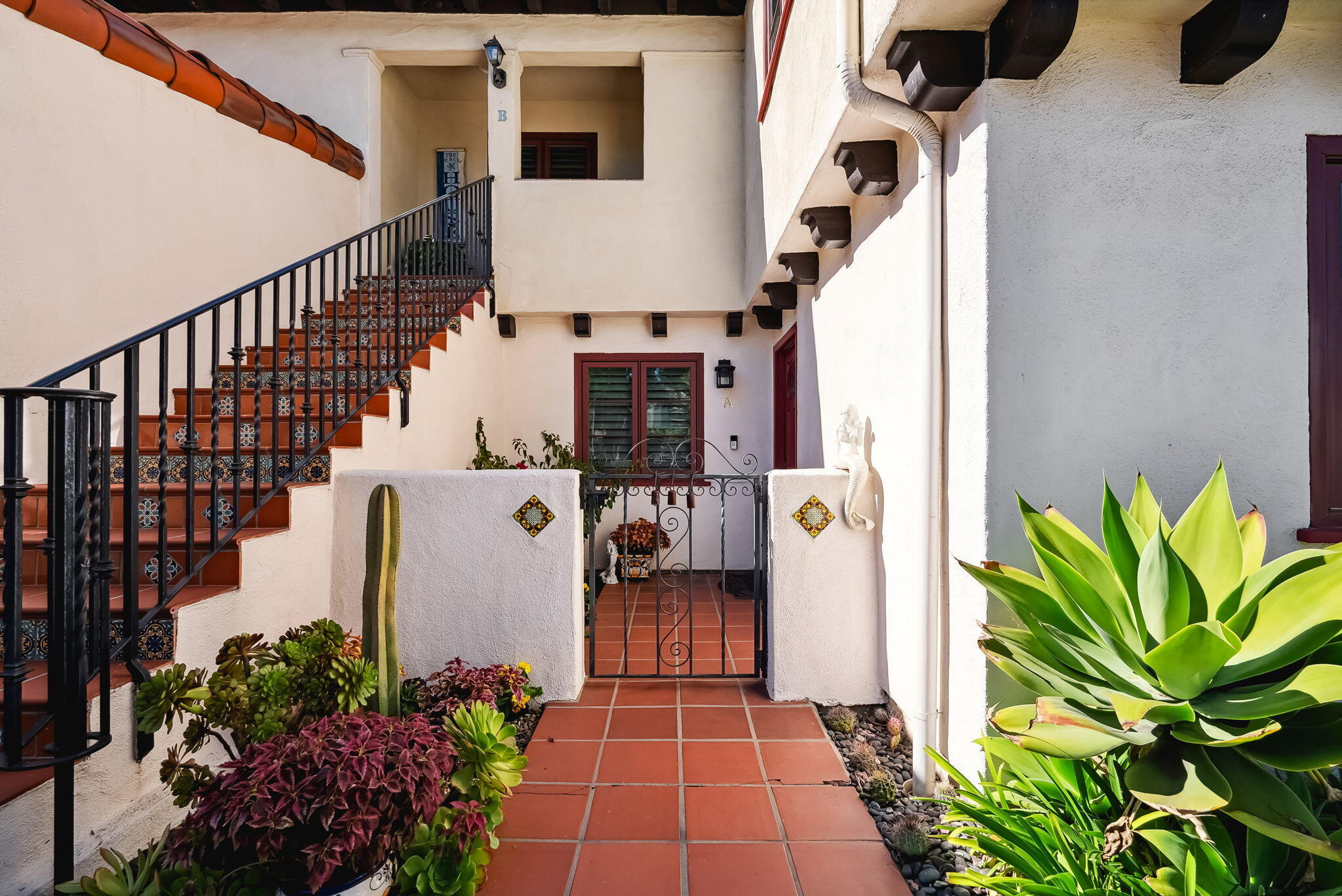 128 W Yanonali Street Street