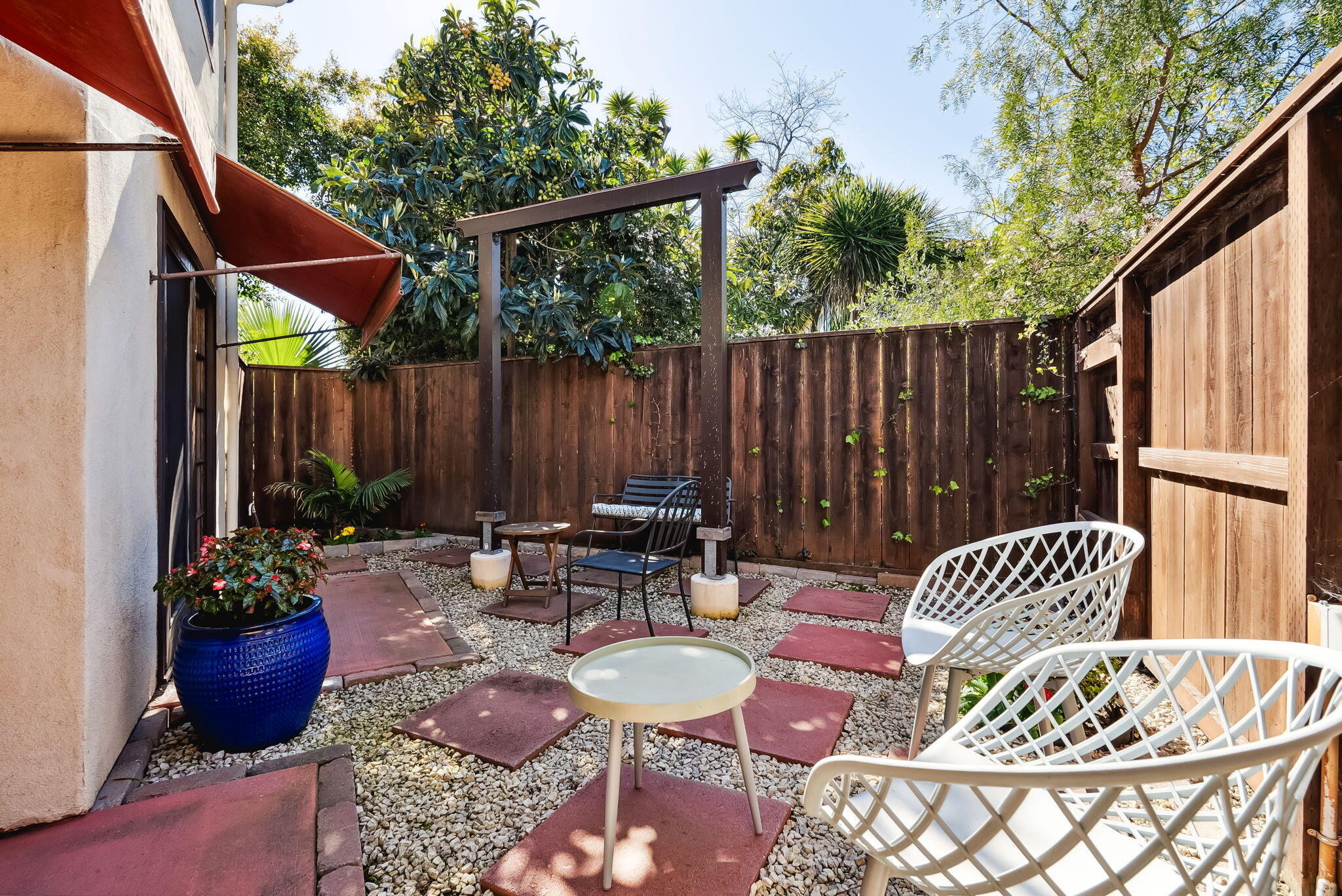128 W Yanonali Street