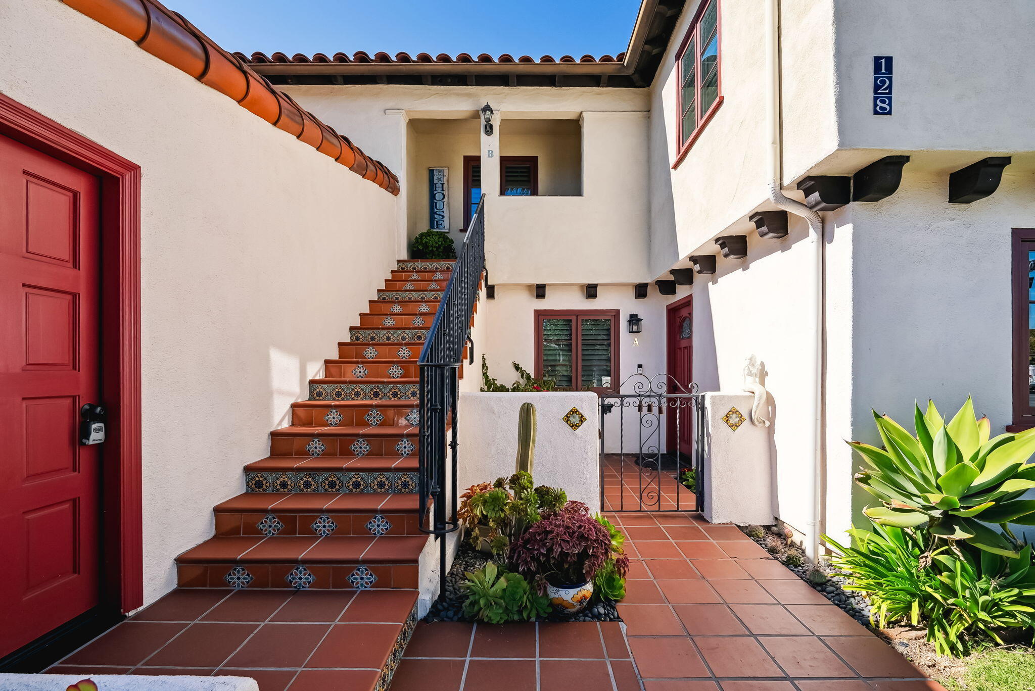 128 W Yanonali Street