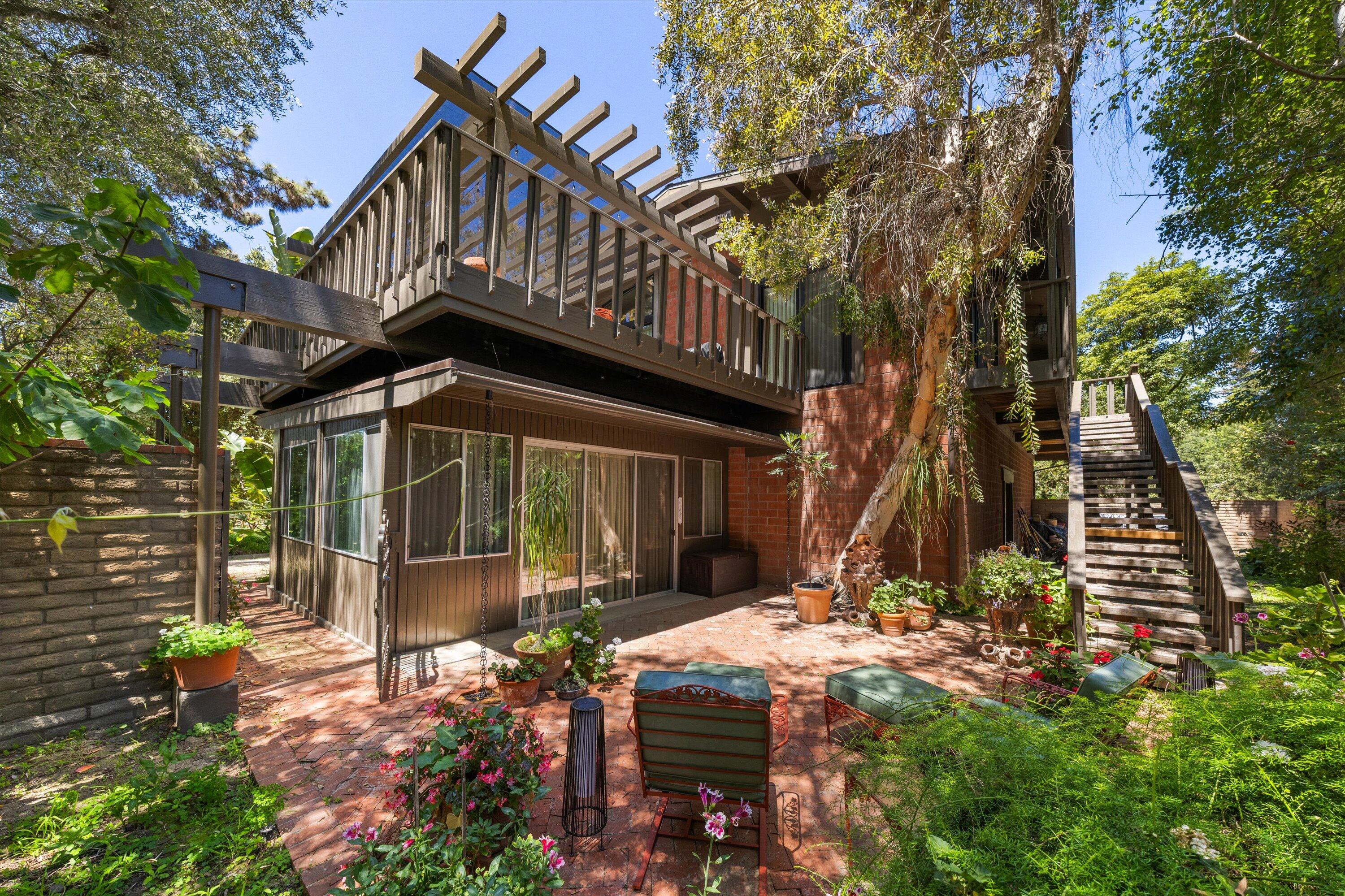 1048 E La Loma Avenue